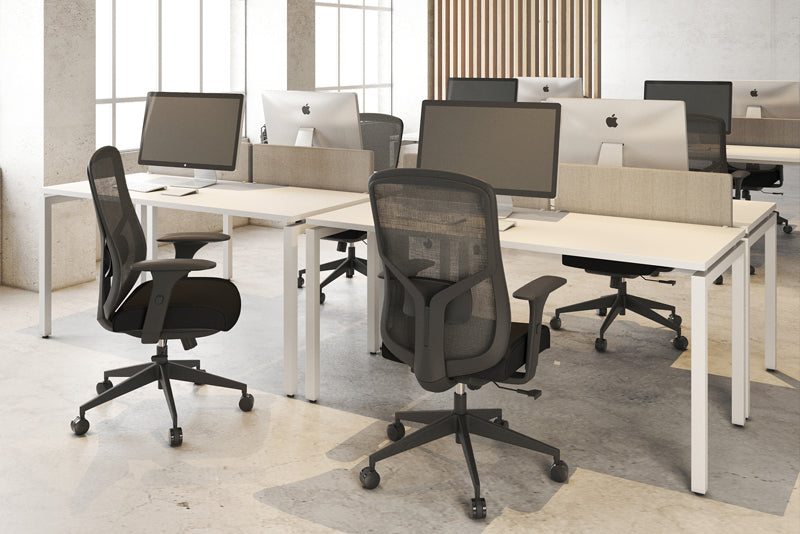 Sillas operativas en oficina moderna